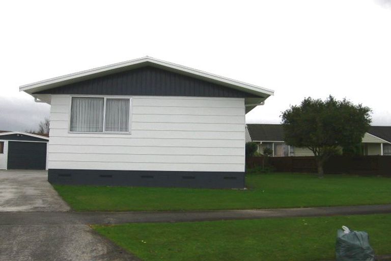 Photo of property in 17 Cumberland Place, Kelvin Grove, Palmerston North, 4414
