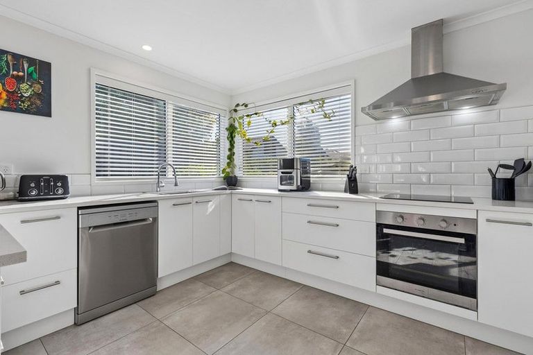 Photo of property in 18 Raynor Crescent, Pyes Pa, Tauranga, 3112