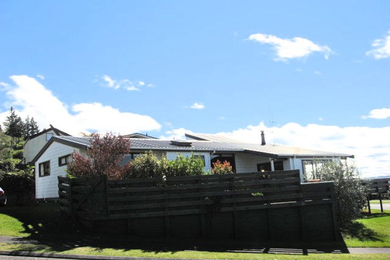 Photo of property in 2/19 Brunette Drive, Acacia Bay, Taupo, 3330