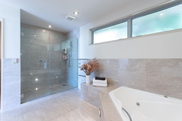 Photo of property in 2 Serenata Lane, Redcliffs, Christchurch, 8081