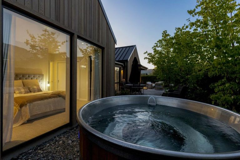 Photo of property in 31 Falconer Rise, Jacks Point, Queenstown, 9371