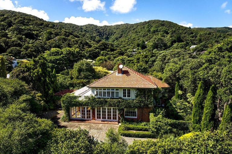 Photo of property in 2 Dillon Street, Lowry Bay, Lower Hutt, 5013