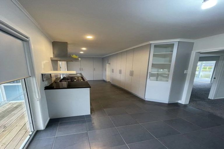 Photo of property in 65 Beach Road, Te Atatu Peninsula, Auckland, 0610