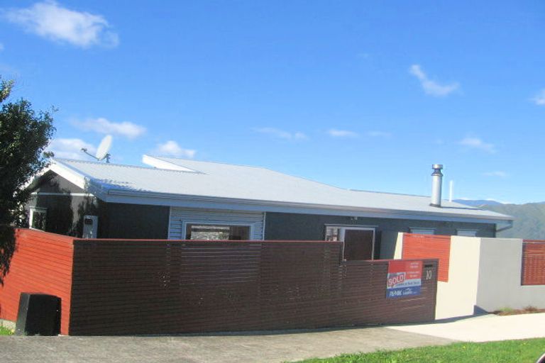 Photo of property in 10 Eastview Grove, Normandale, Lower Hutt, 5010