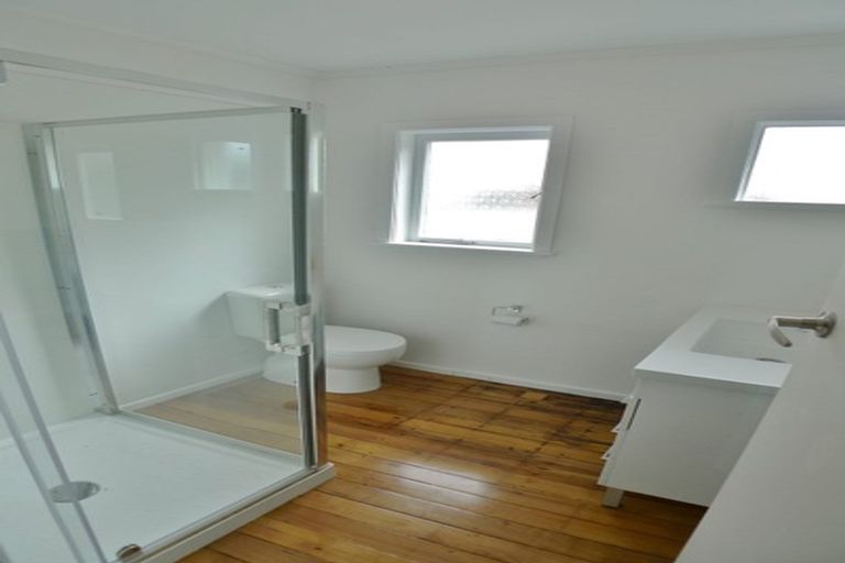 Photo of property in 1/3 Raleigh Road, Northcote, Auckland, 0627