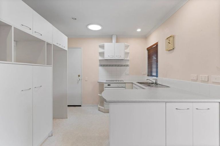 Photo of property in 2/16 Montilla Place, Manurewa, Auckland, 2102