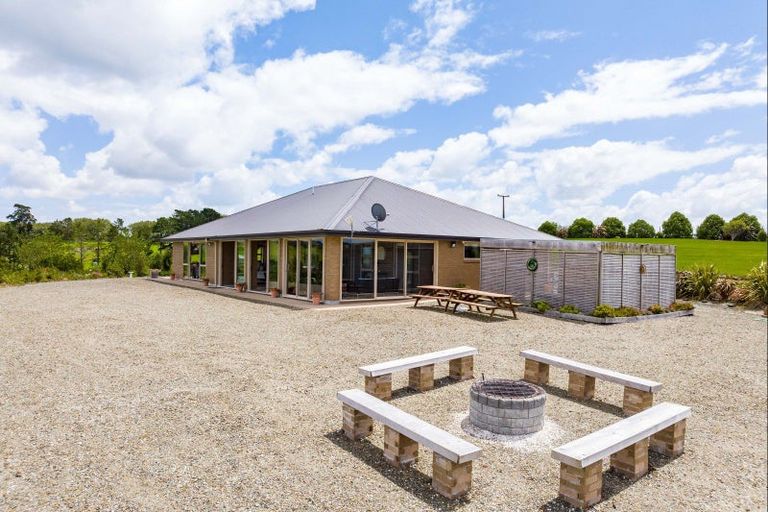 Photo of property in 24 Karakanui Road, Tinopai, Matakohe, 0593