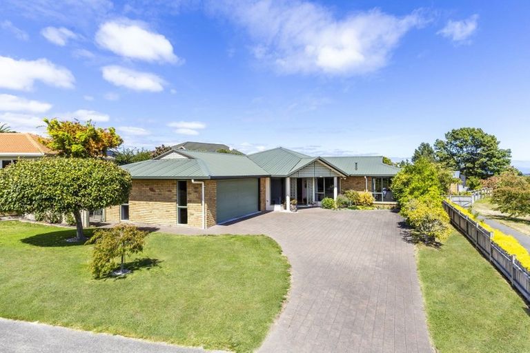 Photo of property in 11 Fairview Terrace, Waipahihi, Taupo, 3330