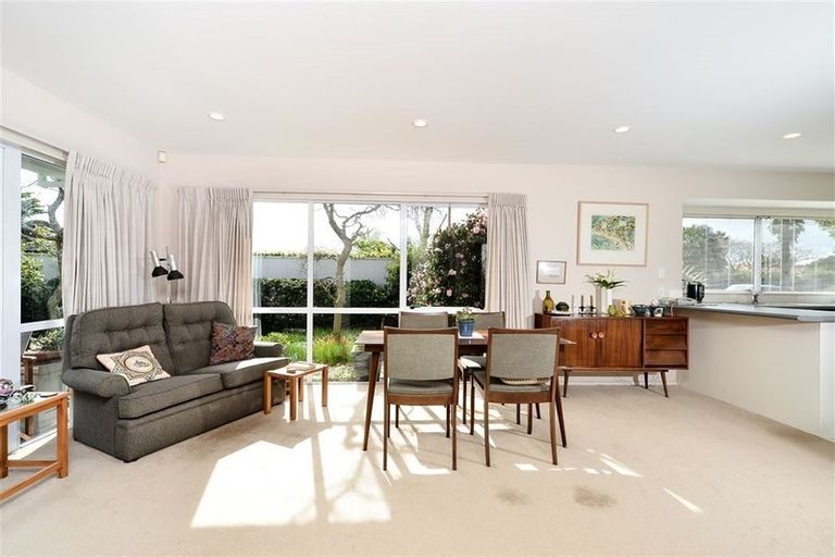 Photo of property in 22 Suncrest Drive, West Harbour, Auckland, 0618