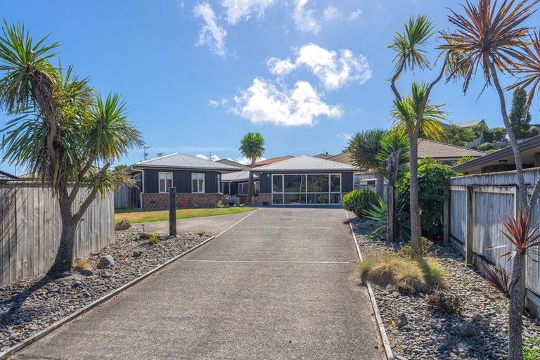 Photo of property in 17 Ashleigh Way, Waikanae Beach, Waikanae, 5036