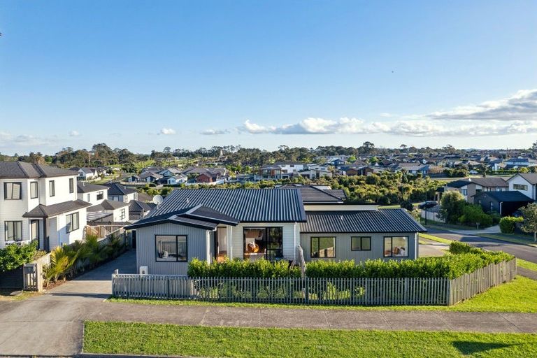 Photo of property in 5 Byron Drury Way, Riverhead, 0820