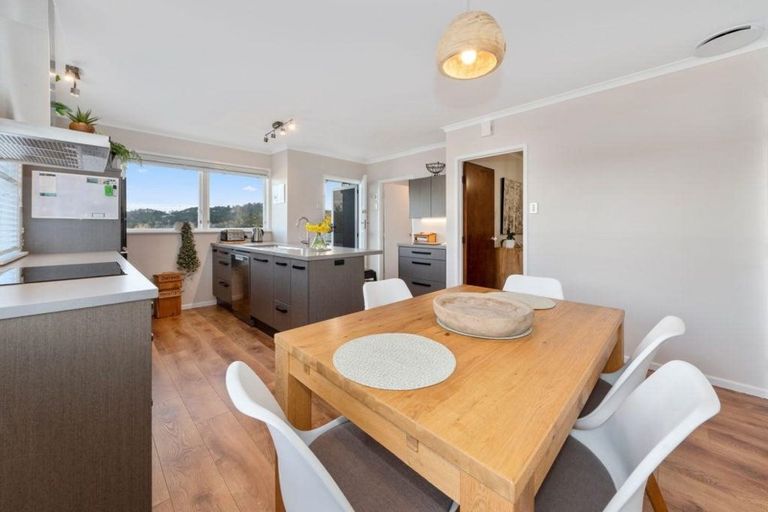 Photo of property in 100 Lantana Road, Green Bay, Auckland, 0604