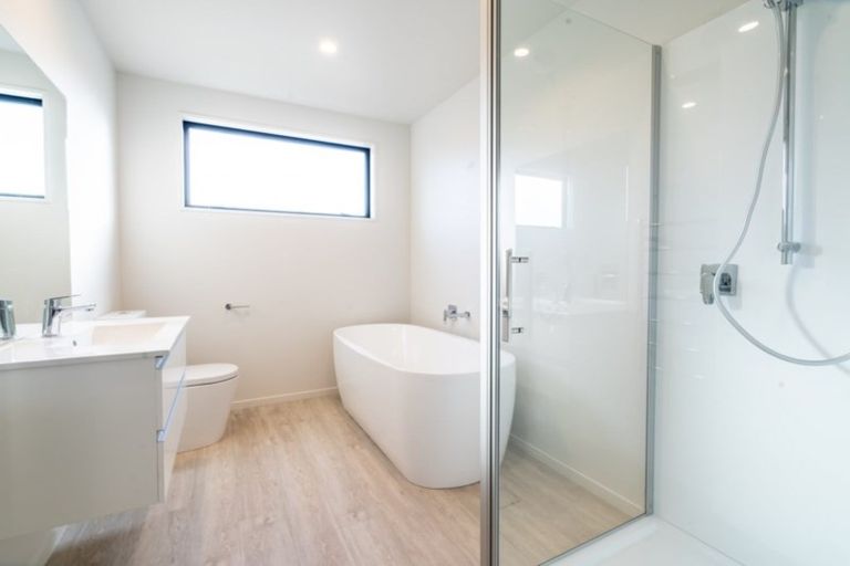 Photo of property in 2 Matakanui Lane, Wanaka, 9305