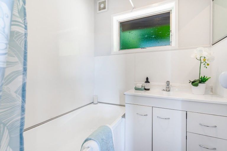 Photo of property in 2/38 Ravenwood Drive, Forrest Hill, Auckland, 0620