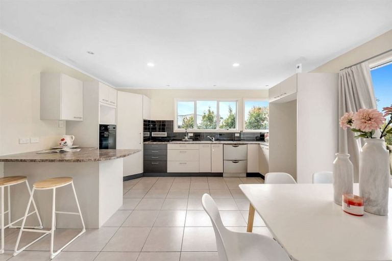 Photo of property in 52 Ennis Avenue, Pakuranga Heights, Auckland, 2010