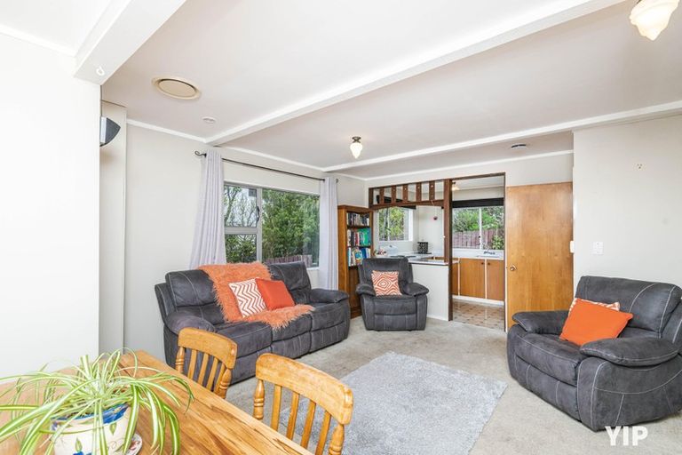 Photo of property in 52 Colchester Crescent, Newlands, Wellington, 6037