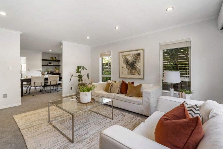 Photo of property in 17 Witton Place, Schnapper Rock, Auckland, 0632