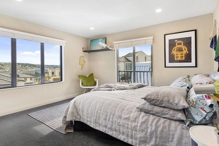 Photo of property in 5 Bunker Way, Strathmore Park, Wellington, 6022