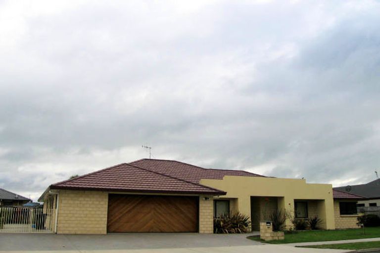 Photo of property in 10 Holcombe Drive, Paraparaumu, 5032