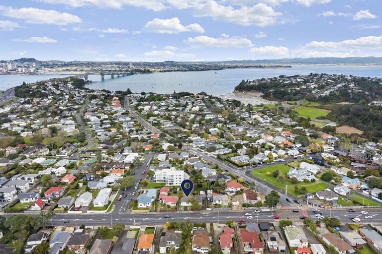 Photo of property in 30 Onewa Road, Northcote Point, Auckland, 0627