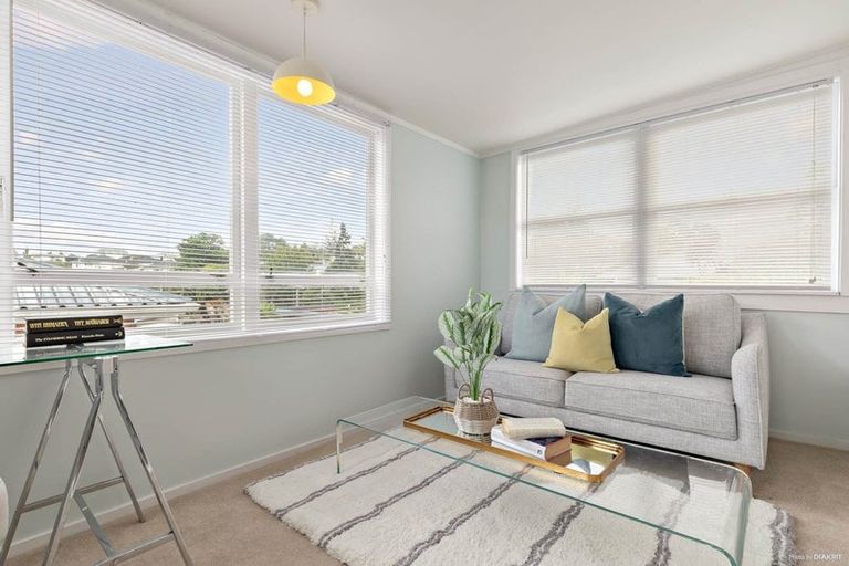 Photo of property in 2/20 Hogans Road, Glenfield, Auckland, 0629