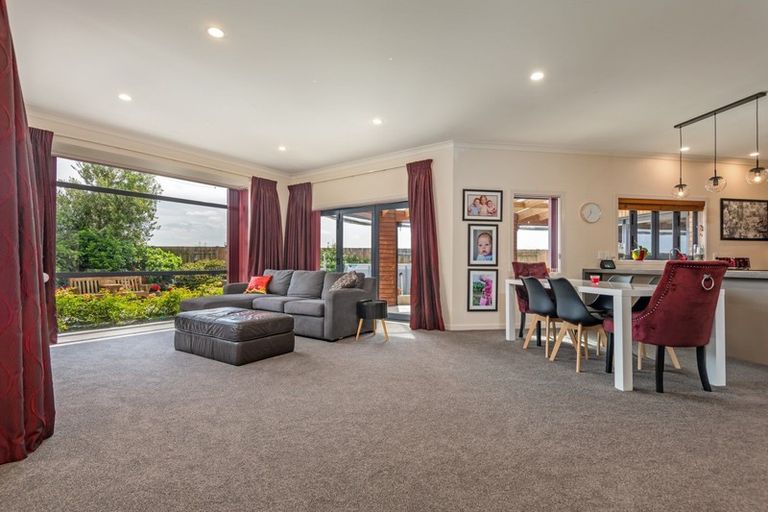 Photo of property in 8 Crabapple Close, Milson, Palmerston North, 4414