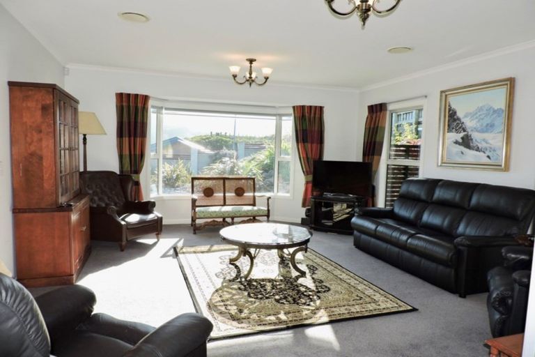 Photo of property in 15 Mervyn Kemp Drive, Tawa, Wellington, 5028