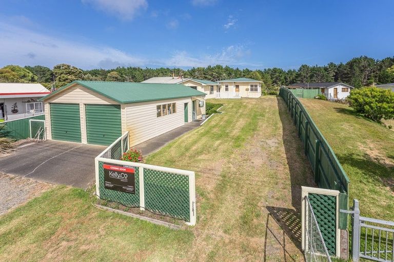 Photo of property in 28 Drake Street, Waikawa Beach, Levin, 5573
