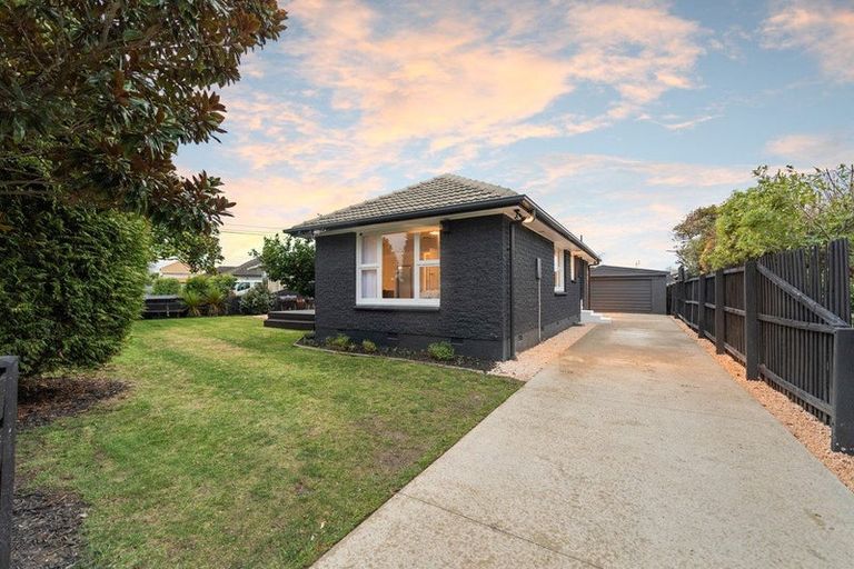 Photo of property in 12 Emlyn Place, Avondale, Christchurch, 8061