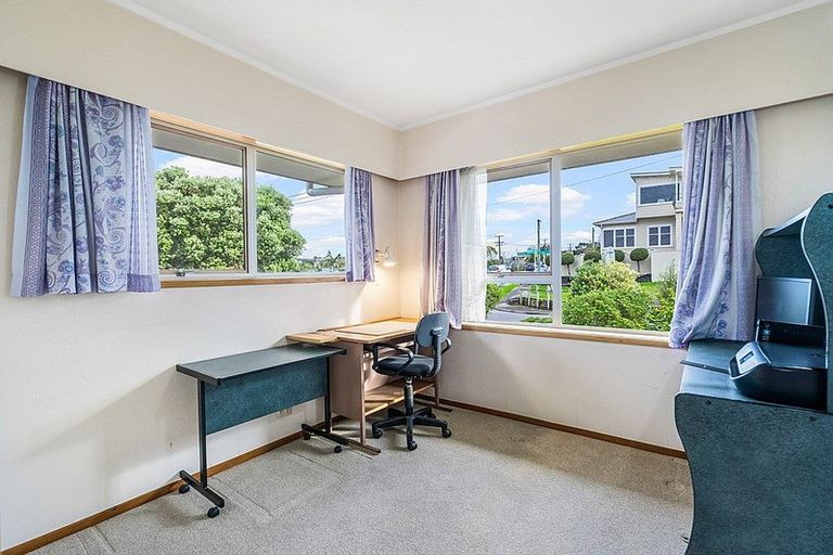 Photo of property in 26 Masterton Road, Rothesay Bay, Auckland, 0630