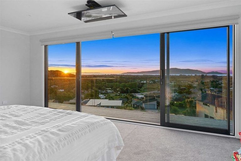 Photo of property in 95 Kakariki Grove, Waikanae, 5036