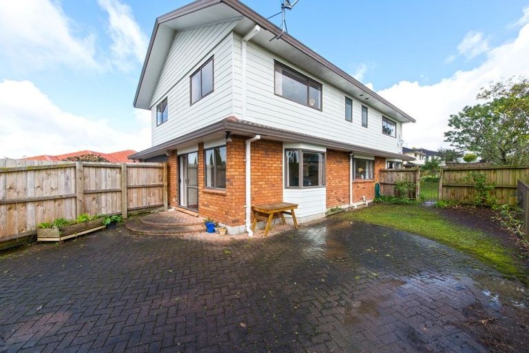 Photo of property in 4 Heversham Place, Glendene, Auckland, 0602