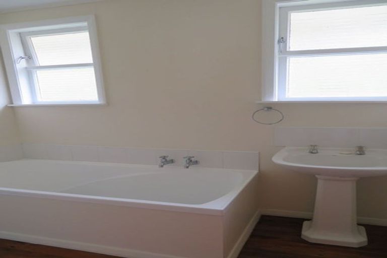 Photo of property in 92 Pinehaven Road, Pinehaven, Upper Hutt, 5019