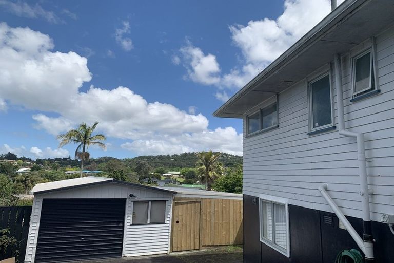 Photo of property in 90 Lantana Road, Green Bay, Auckland, 0604