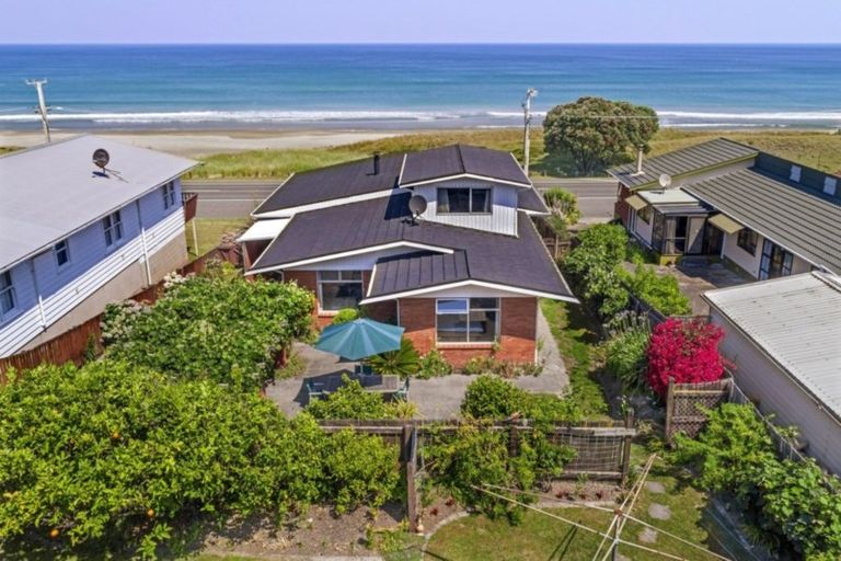 Photo of property in 92 Moana Road, Okitu, Gisborne, 4010