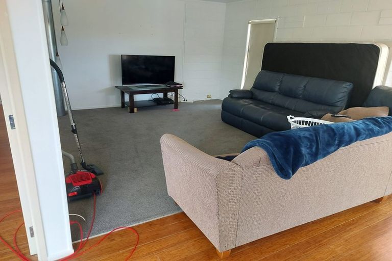 Photo of property in 2/90 Browns Bay Road, Rothesay Bay, Auckland, 0630