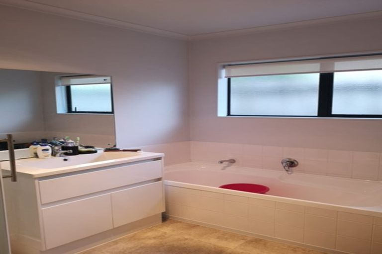 Photo of property in 22 Maghera Drive, East Tamaki Heights, Auckland, 2016