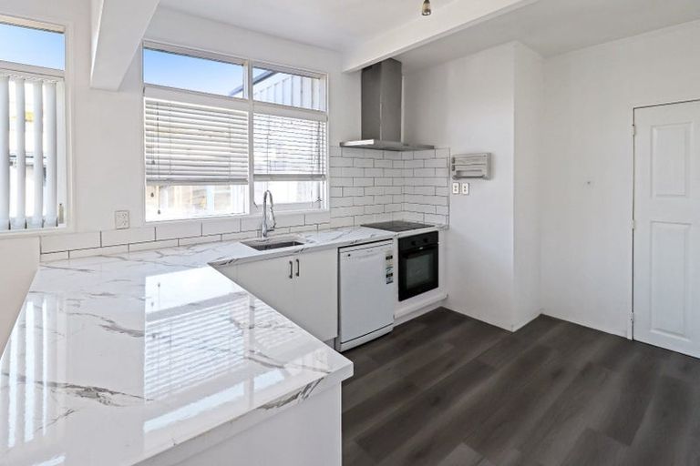 Photo of property in 19 Churton Drive, Churton Park, Wellington, 6037
