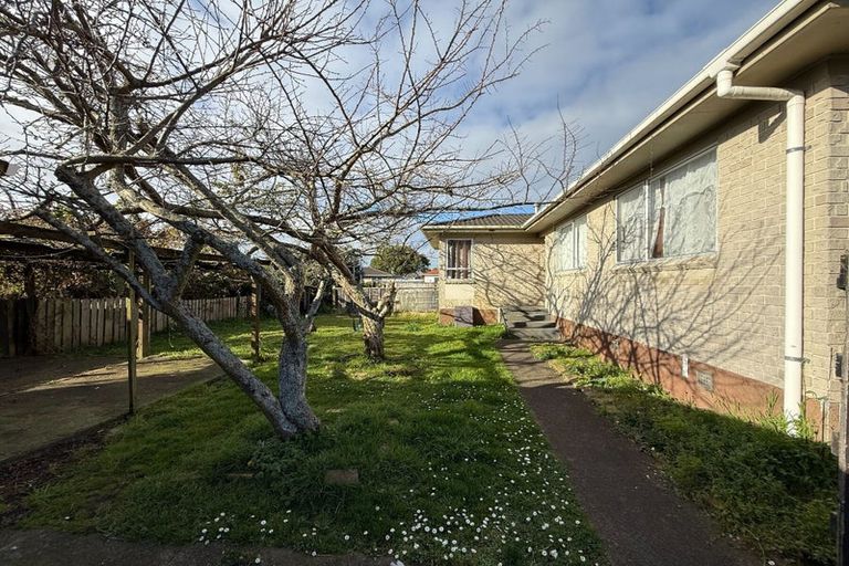 Photo of property in 402 Roscommon Road, Clendon Park, Auckland, 2103