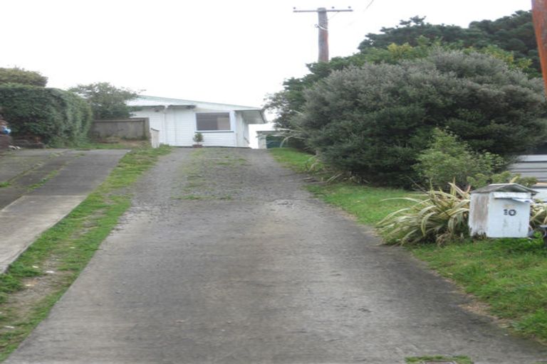 Photo of property in 10 Balmain Street, Newlands, Wellington, 6037