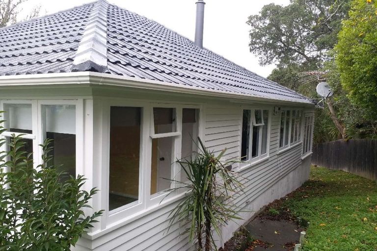 Photo of property in 1a Trojan Crescent, New Lynn, Auckland, 0600