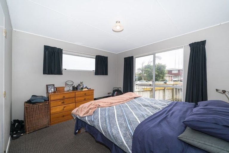 Photo of property in 2 Suzanne Grove, Kelvin Grove, Palmerston North, 4414