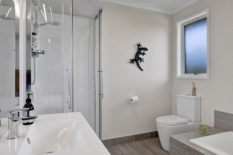 Photo of property in 3 Climie Crescent, Hawera, 4610