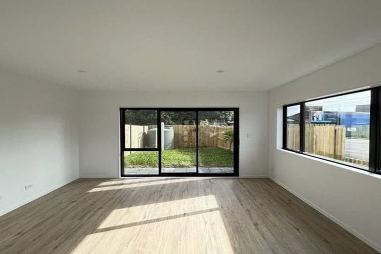 Photo of property in 1 Eileen Newey Place, Henderson, Auckland, 0612