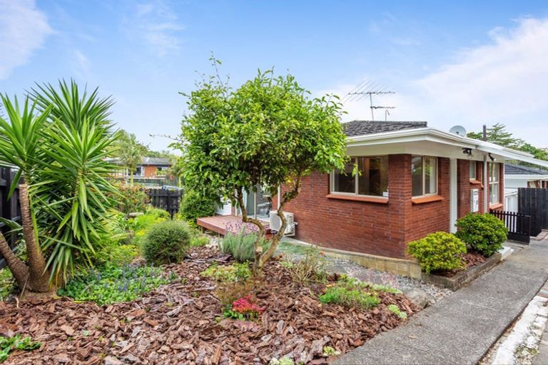 Photo of property in 1/3 Tallington Crescent, Torbay, Auckland, 0630
