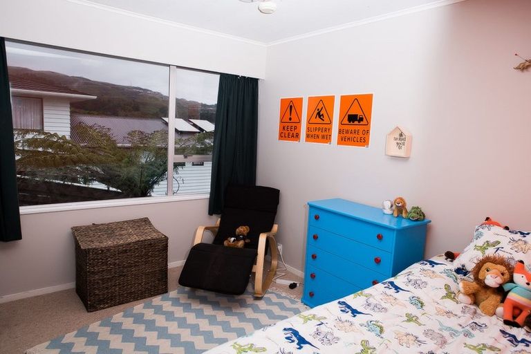 Photo of property in 110 Taylor Terrace, Tawa, Wellington, 5028