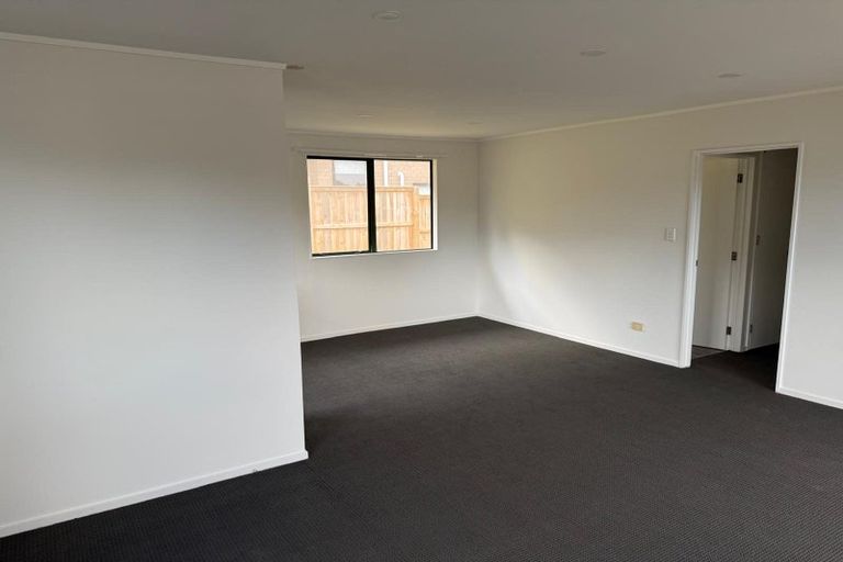 Photo of property in 10 Kaponga Crescent, New Lynn, Auckland, 0600