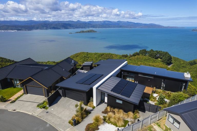 Photo of property in 17 Promontory Crescent, Newlands, Wellington, 6037
