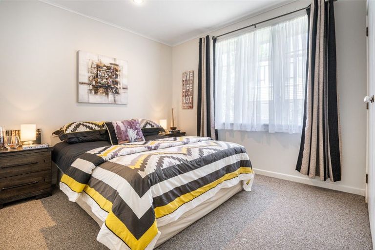 Photo of property in 16 Deane Avenue, Titirangi, Auckland, 0604