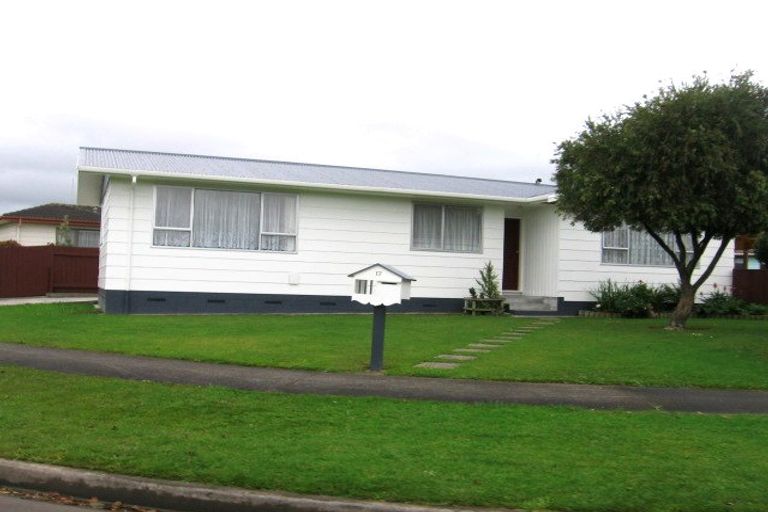 Photo of property in 17 Cumberland Place, Kelvin Grove, Palmerston North, 4414